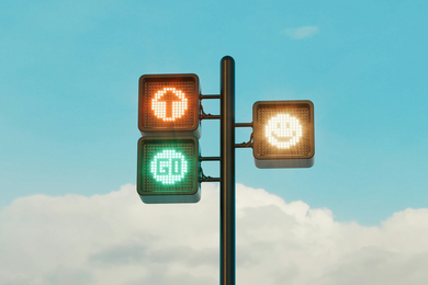 Ein klarer Weg nach vorn – der Happy Path als Orientierung Moderne Ampelinstallation mit Pfeil-, Go- und Smiley-Symbolen vor blauem Himmel, die einen klaren, reibungslosen Weg symbolisieren.