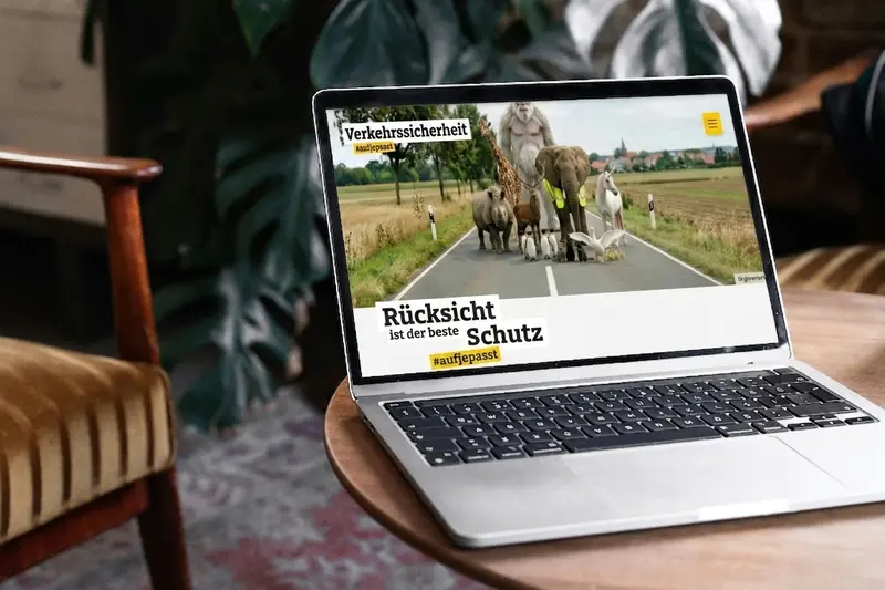 Landingpage der Verkehrssicherheitskampagne #aufjepasst Laptop mit geöffneter Website der Verkehrssicherheitskampagne #aufjepasst. Auf dem Bildschirm sind verschiedene Tiere auf einer Landstraße sowie der Slogan „Rücksicht ist der beste Schutz“ zu sehen.