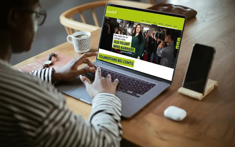ComTS Youngstars Kampagne „Aus Talent wird Karriere“ Laptop zeigt die ComTS-Website mit der Employer-Branding-Kampagne „Aus Talent wird Karriere“ aus dem Youngstars-Programm.