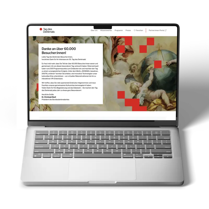 Tag des Denkmals Website auf Laptop Laptop mit geöffneter Webseite des Tags des Denkmals, gezeigt wird die Startseite mit Dankesbotschaft an über 60.000 Besucher:innen und Hintergrundmotiv eines historischen Gemäldes.