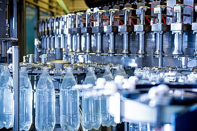 Automatisierte Produktionslinie für PET-Flaschen in der Verpackungsindustrie PET-Flaschen auf einer automatisierten Produktionslinie in einer Abfüll- und Verpackungsanlage der Kunststoffindustrie