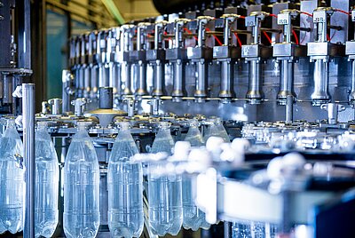 Automatisierte Produktionslinie für PET-Flaschen in der Verpackungsindustrie PET-Flaschen auf einer automatisierten Produktionslinie in einer Abfüll- und Verpackungsanlage der Kunststoffindustrie