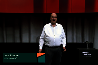 Jens Krumm von +Pluswerk AG auf der Bühne der Smart Country Convention 2025 Jens Krumm, CEO der +Pluswerk AG, spricht auf der Bühne der Smart Country Convention 2025 über erfolgreiche digitale Ausschreibungen.