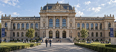 PlusCampus für moderne Hochschulkommunikation Historisches europäisches Hochschulgebäude mit Studierenden auf dem Campus